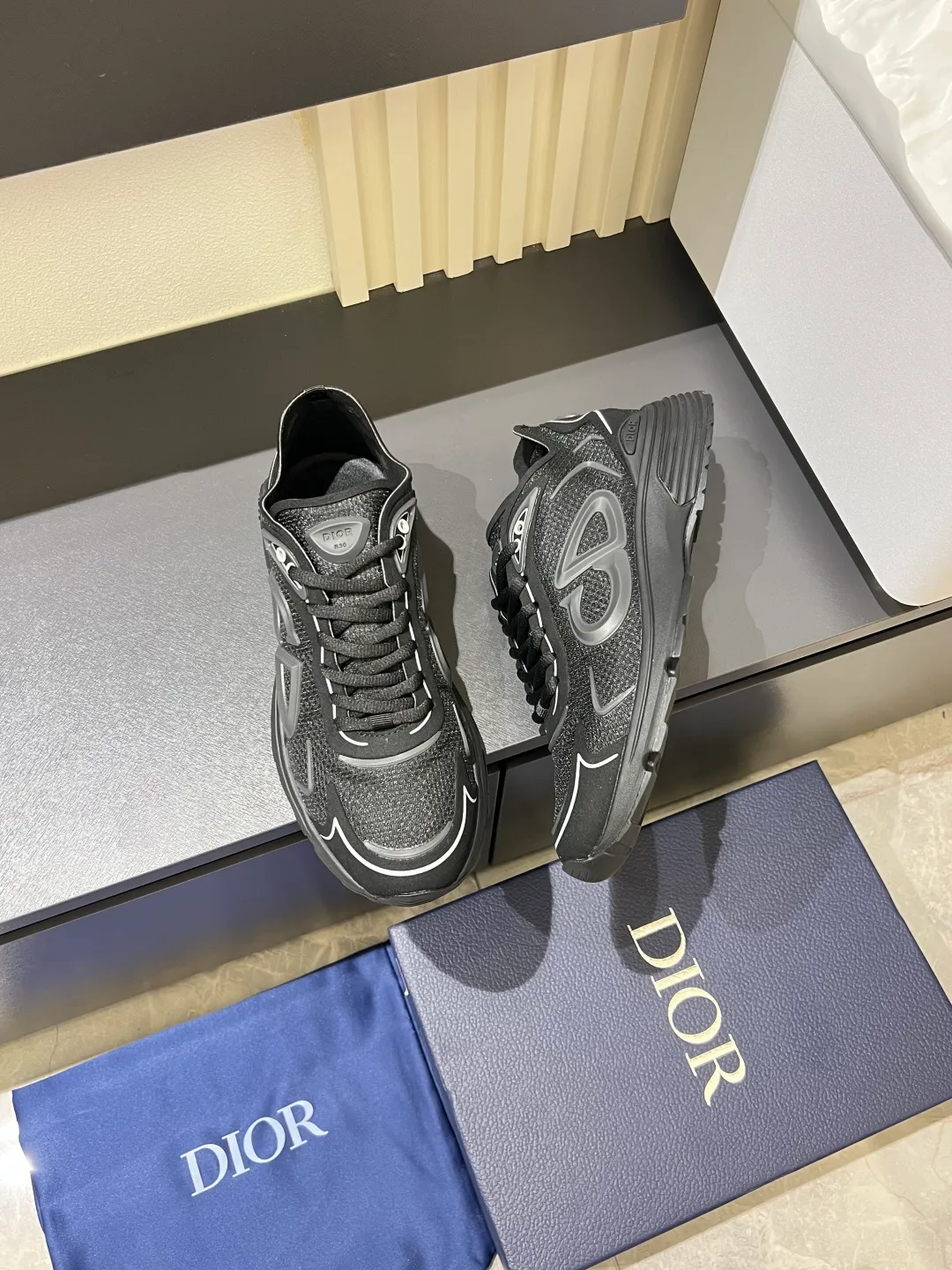 p500 Dior Dior's latest B30 Countdown sneaker. This B30 Countdown technical training shoe is new for spring 2026. Its sporty design perfectly combines fashion elements with technical performance. Its design is inspired by modern running. There are also Dior B30 and CD30 rubber logos on the tongue and back of the shoe. The sculpted sole that combines rubber and foam ensures flexibility and comfort. Various unique details also add to its color. Fabric technical fabric and technical mesh lining Industrial fabric and industrial mesh CD30 rubber logo on sides and rear Dior B30 rubber signature tongue Low-top style lace-up closure Ultra-lightweight rubber blend and brown foam sole Welded construction with gray detailing and Dior, CD30 and B30 logos Size: 38-44!